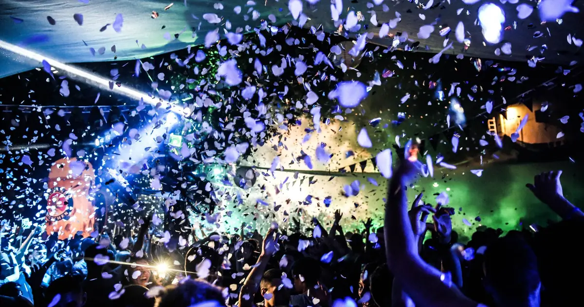 Volle Tanzfläche in einem unabhängigen Club – wiederkehrende Stammgäste statt einmaliger Ticketkäufer