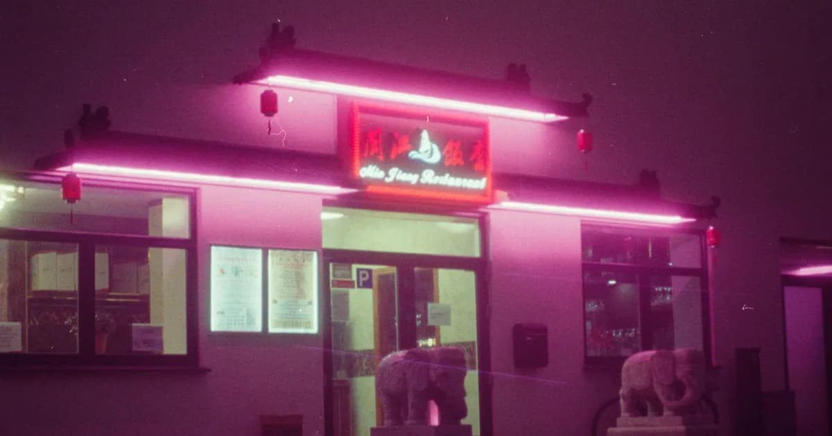 Einlasskontrolle per App am Club-Eingang – Veranstalter scannt ein Ticket per Smartphone